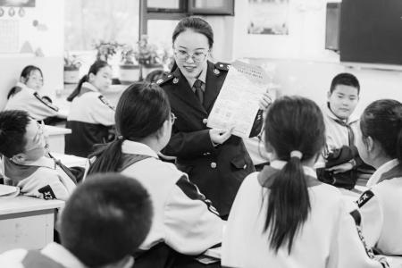 把税收知识送进校园 图片由国家税务总局古县税务局团支部提供