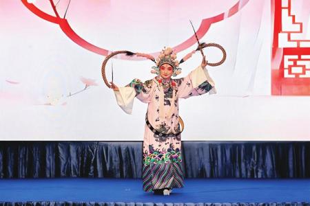 晋剧表演艺术家表演晋剧绝活 图片由山西省文化和旅游厅提供