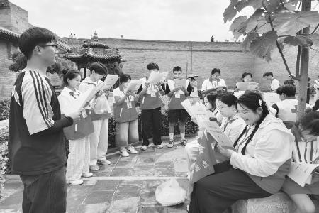 志愿者共读经典 图片由团灵石县委提供