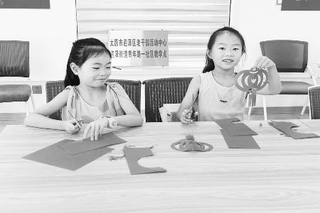 青少年们近距离感受民俗艺术独特魅力图片由太原市青年路一社区提供