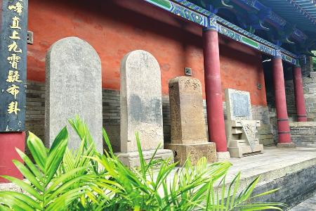 天宁寺石碑与铁碑 本报记者 田璐 摄