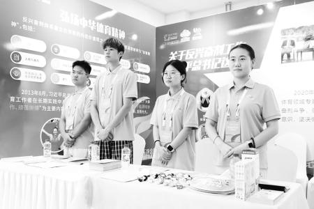 用青春微光点亮省十七运赛场 本报记者 刘琴 摄