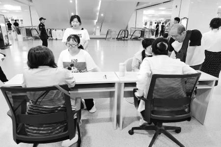 优质企业现场设岗揽才 图片由通讯员张雅珍提供