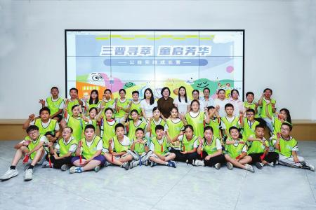 孩子们近距离接触非遗技艺，感悟匠心传承。 本组图片均由山西省文化和旅游厅提供