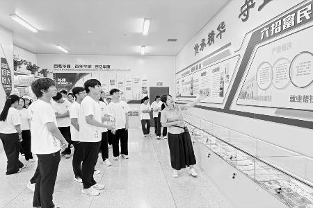 青年学子上“实践必修课” 图片由团万荣县委提供