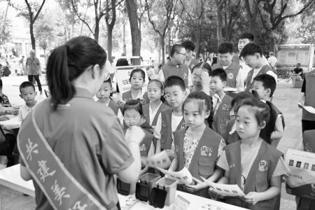 孩子们近距离感受科技赋能环保的便捷 本报记者 孟存田 摄