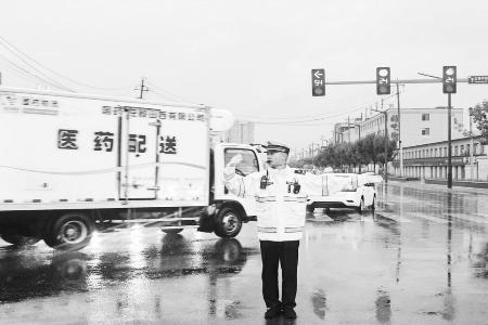 交警24小时值守保安全小时值守保安全 图片由太原市公安局提供