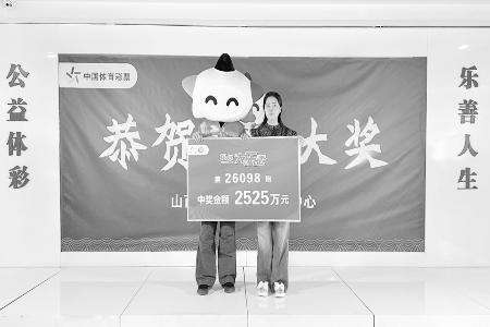 大奖得主兑领奖金 本报记者 胡远嘉 摄
