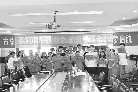 困难环卫工家庭子女领上助学金 图片由通讯员提供