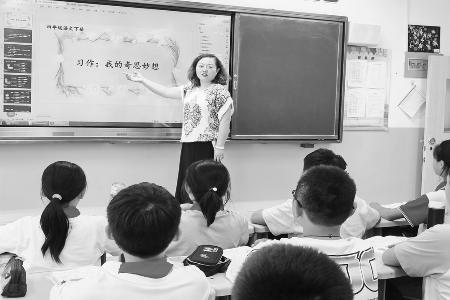 在三尺讲台默默耕耘 图片由受访者提供