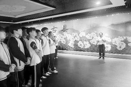 学生们参观古县博物馆 图片由团古县县委提供
