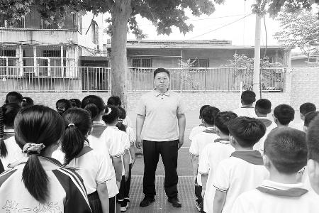 李煜用青春汗水浇灌少年成长 图片由受访者提供