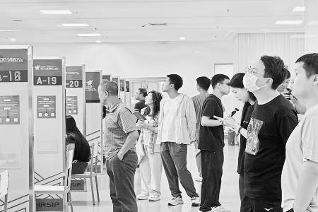 招聘现场氛围热烈 图片由太原市公共就业服务中心提供
