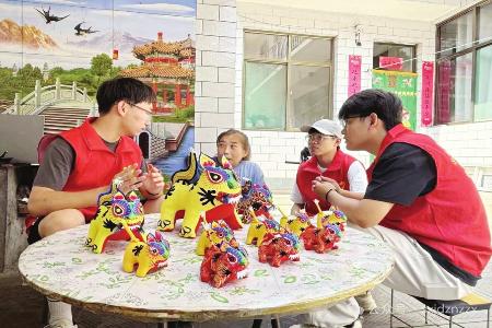 广大青年学子在躬身服务中增长见识、锤炼技能、磨砺品格。 本版摄影 本报记者 刘琴