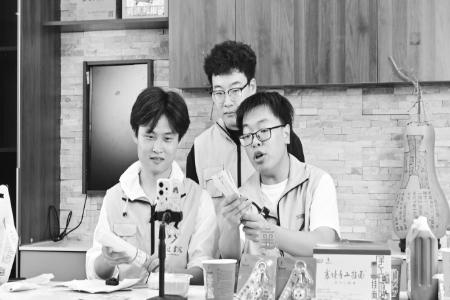 广大青年学子在服务他人、奉献社会中锤炼品格、增长才干、收获成长。 本组图片均由晋中信息学院提供