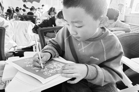 制作金箔画 图片由团高平市委提供