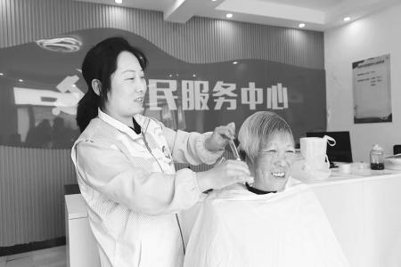 为老人修剪发型 图片由团陵川县委提供