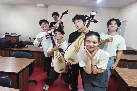 杨亚妮和学生们在琵琶课堂上合影