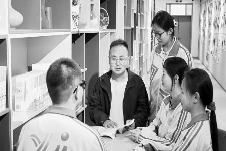 深耕育人一线，陪伴学生逐光成长。